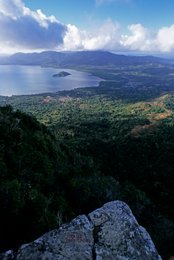Archipel-des-Comores;-Arête-rocheuse;-Baie;-Forêt;-France;-Kaleidos;-Kaleidos-images;-La-parole-à-limage;-Laurent-Abad;-Mayotte;-Océan-Indien;-Paysage;-Presquîle;-Stories-Pictures;-Vue-en-surplomb